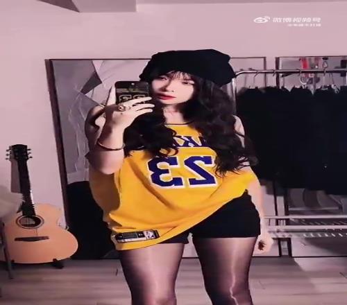 黑丝大长腿!现在女詹密都这么卷了嘛