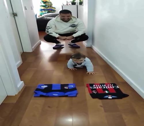 小宝宝义无反顾的选择了红黑,爸爸似乎不开心了