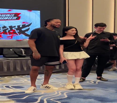 女球迷找罗斯合影,这姿色,罗斯也忍不住多聊两句