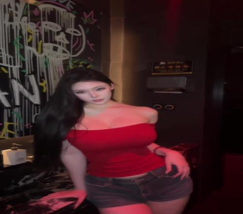 身材炸裂!凯瑞图前女友发新作:简单一点