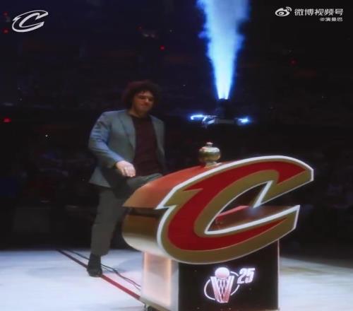 老詹球迷都记得他吧骑士主场开幕式,瓦莱乔拔剑怒吼!