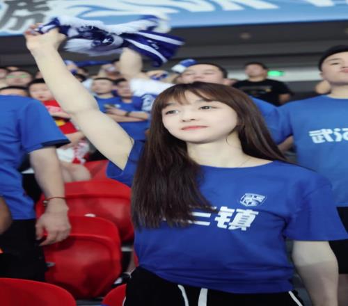 哇哦!三镇还有这么漂亮的女球迷,真养眼
