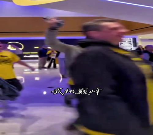 让一个巴特勒,勇士依然拿下火箭!赛后勇士球迷庆祝G3胜利