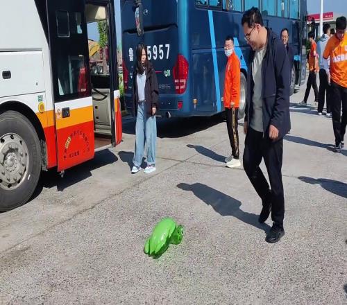 踢乌龟气球!泰山球迷:录上了吗