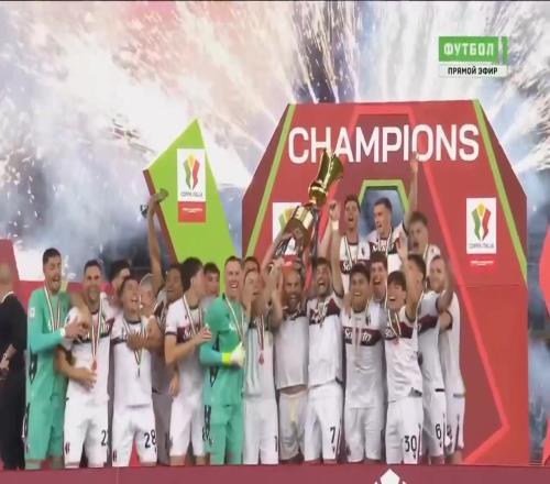 击败米兰夺冠!博洛尼亚高举奖杯全队庆祝!