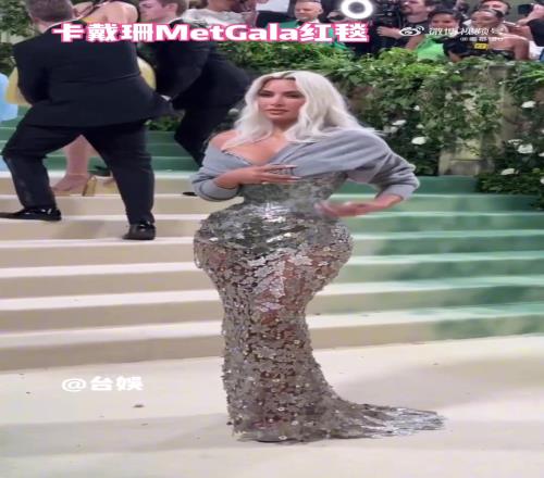 金卡戴珊红毯现场,这样穿属实有点保守了