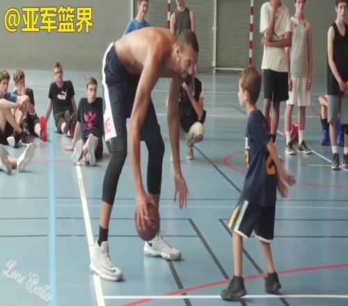 误入矮人国!网友恶搞:这就是今天的戈贝尔!