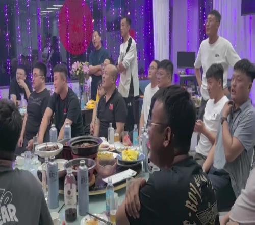 氛围不错!山西球迷30横扫后激情庆祝