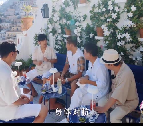 周杰伦回应戴墨镜原因网友神评:会碰撞不是养生球吗
