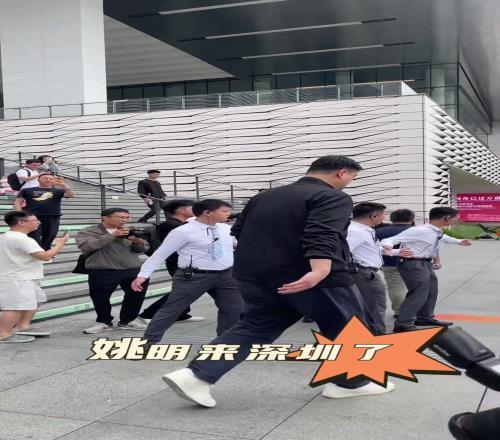 姚明现身深圳大巴车瞬间变迷你