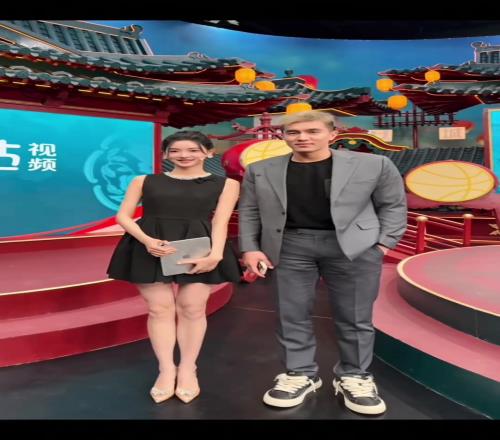 美女主播金佳悦秀与郭艾伦合影!兄弟们把公屏打在般配上!