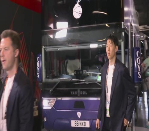 欧联决赛无缘首发!孙兴慜西装革履帅气抵达球场!