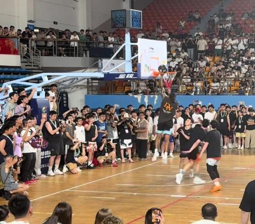 师傅你是做什么工作的!拉塞尔中国行打球时扣篮不中补篮也没
