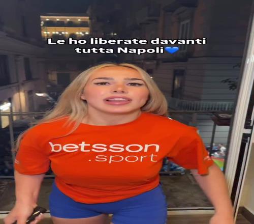 那不勒斯女球迷掀衣送福利:爸爸,对不起,但承诺就是承诺!