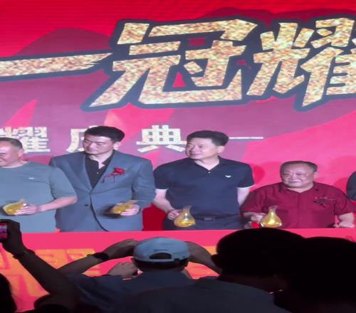 好久不见!李春江现身广厦庆功宴