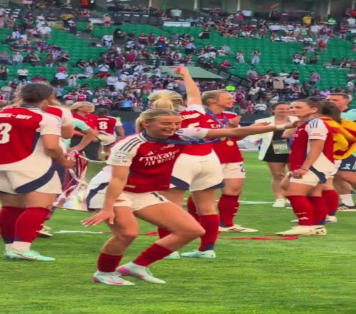 阿森纳女足时隔18年再夺欧冠冠军!凯莉与队友跳舞庆祝