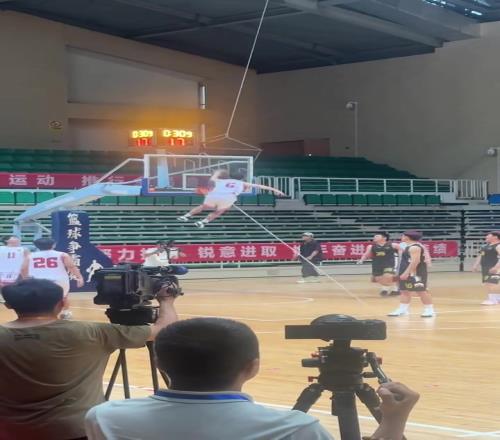 喬丹看了都搖頭！這動作別說NBA了水滸傳都很少見！