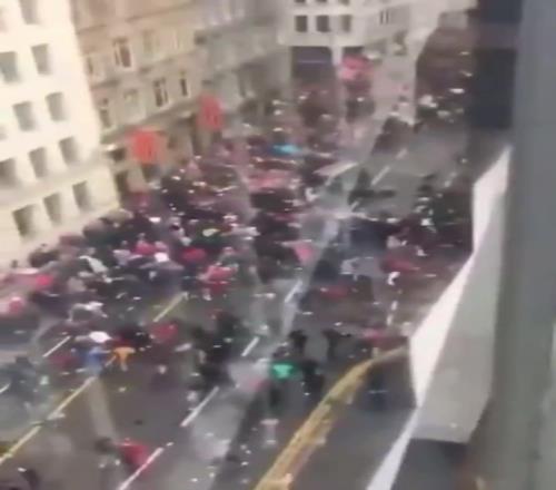恐怖！利物浦奪冠巡游期間，一汽車沖入利物浦球迷人群致多人受傷
