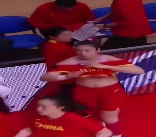 李梦不止一次场边直接换衣,真是毫不避讳啊