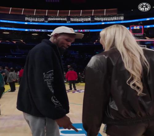心系篮球!杜兰特现场观战WNBA,与库里教妹布林克拥抱交谈