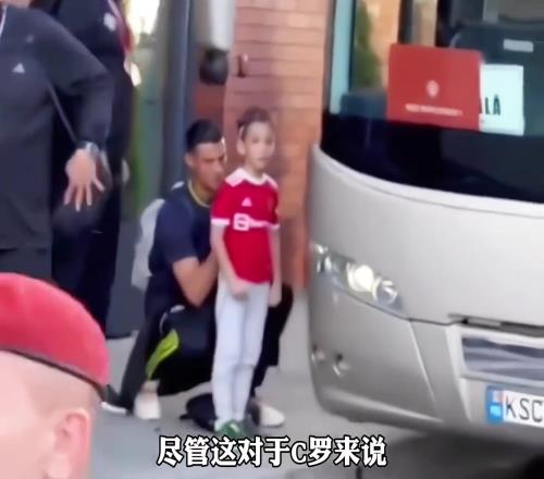 推着小球迷入场!网友:这或许就是真正的优质偶像!