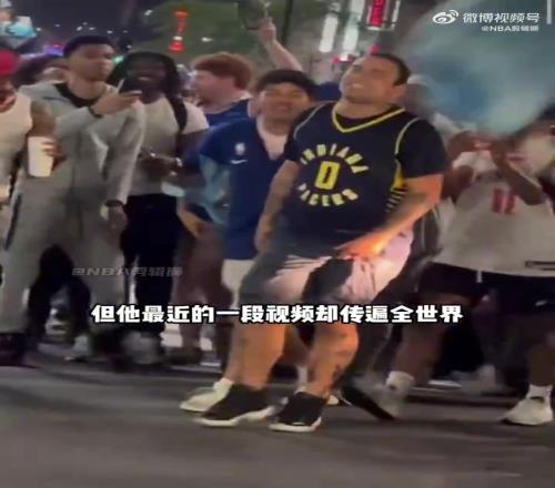 暖!被围攻的步行者粉丝受邀现场观战东决G4赛前还和哈利合影