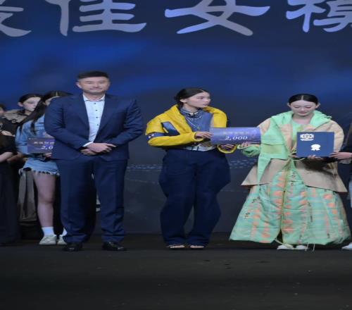 杜导有点忙啊!原中国男篮主教练杜锋出席广东大学生时装周