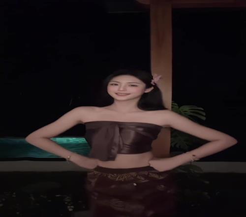 這穿搭是什么風格哈涼快！卓識穿著短裙尬舞：今天吃粽子了嗎
