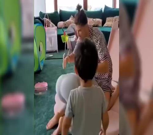 C罗当年紧紧抱住女友屁股让孩子们推开