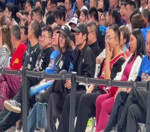 大明星来了!袁弘和张歆艺夫妻来观战京晋半决赛