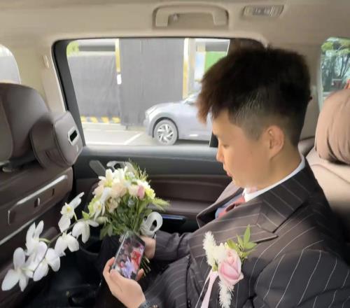 哥们你支持勇士还是火箭一新郎五一结婚接亲不忘忙着看季后赛