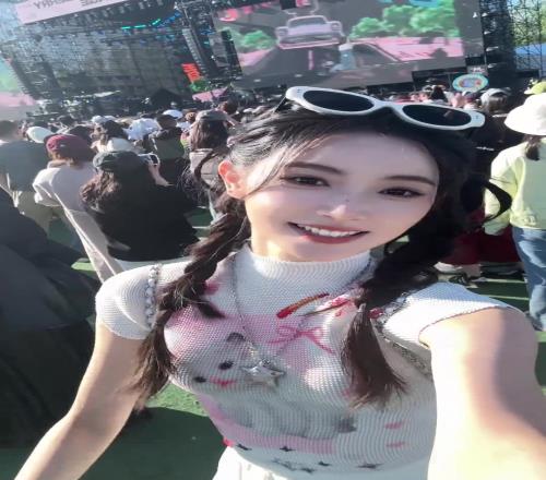 嗨起来!美女主播金佳悦参加草莓音乐节活动