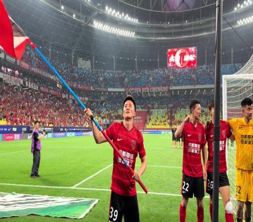 嗨翻了!时隔24年,四川足球再次登顶中国足球顶级联赛积分榜