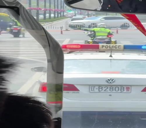 牌面拉满,实拍:大连交警出马,护送国安远征球迷抵达梭鱼湾
