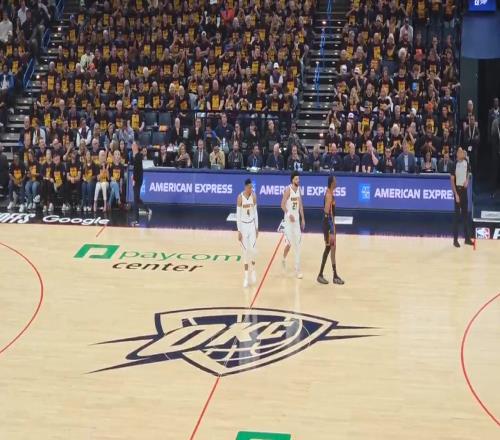 OKC的篮球之神!当威少登场时,雷霆主场球迷爆发热烈掌声