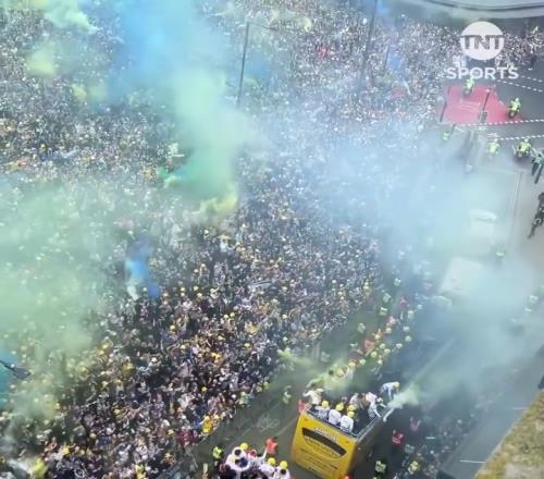 我们又回来啦!实拍利兹联队英冠冠军游行现场!太火爆了!