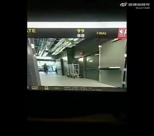 据传这是库里返回更衣室的画面,如果是真的,那应该不严重!