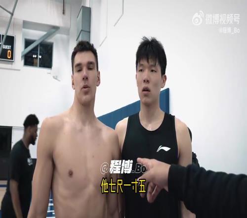 一黑一白一黄!杨瀚森在美与同届新秀比身高