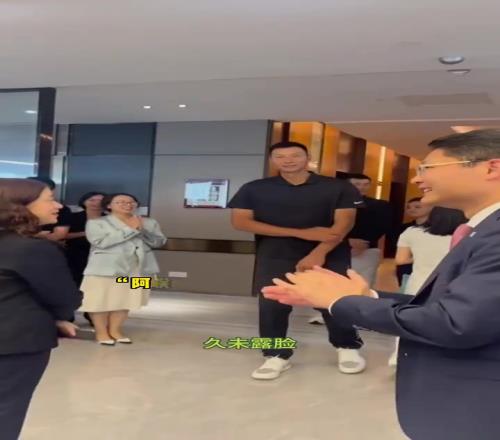 略顯拘謹！廣東名宿易建聯(lián)和前隊友王仕鵬現(xiàn)身廣州參加活動