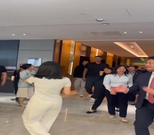 易建聯(lián)回國出席活動，出緋聞之后看起來更羞澀了