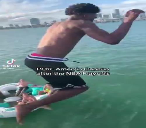 不愛釣魚愛玩水！阿門開啟度假模式，在海里快樂玩耍