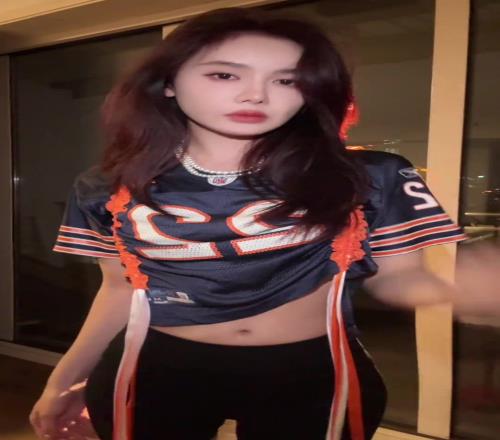 跨界了美娜身穿一身足球服跳手势舞:来个帅的