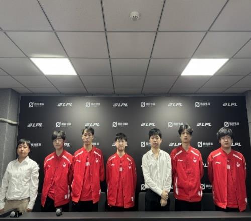 WE賽后群訪Cube：和Shy哥交手很開(kāi)心他是我偶像他很厲害