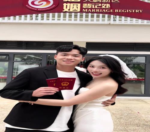 段刘愚真有福气,老婆这么漂亮啊!!看着像是杏花眼