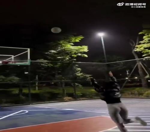 这腰臀比犯规了!篮球场惊现瑜伽裤神射手