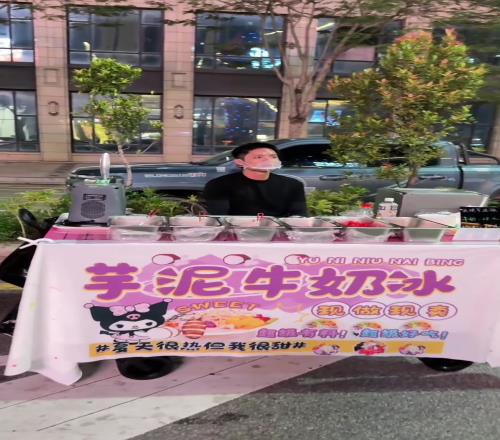 恒大前新星胡揚(yáng)揚(yáng)在恒大青訓(xùn)混了幾年后，如今擺攤賣(mài)糖水了