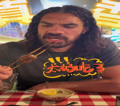 这羊腰好吃啊!海王亚当斯中国行品尝中国美食