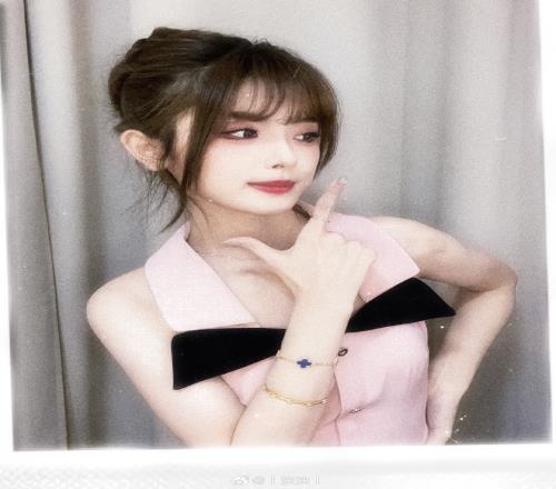 互動(dòng)女主持人泱泱曬出自拍：0成本撕拉片昨天上班造型還不戳嗷