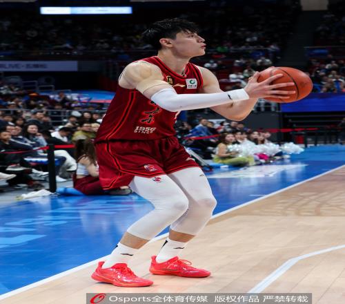 周琦：曾凡博本赛季进步很大冲击NBA今年是一个机会