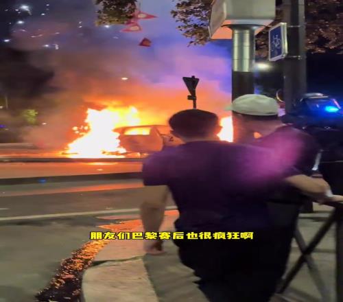 瘋啦！賽后的巴黎街頭太瘋狂，現場直接把汽車給炸飛了
